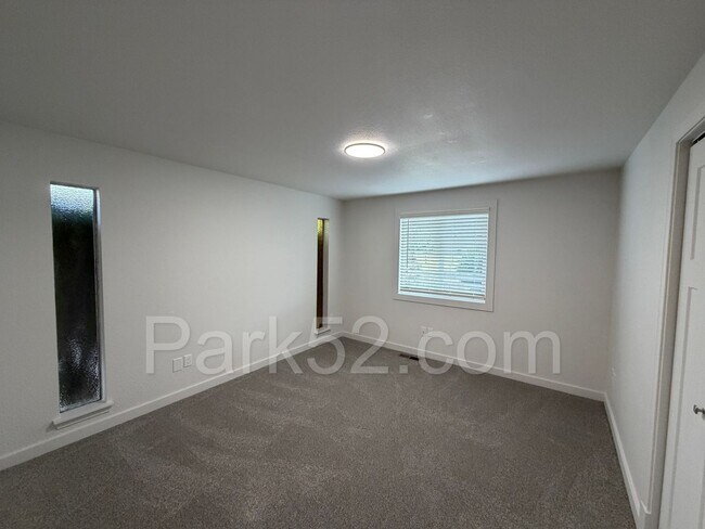 Building Photo - Newly Remodeled 3 Bedroom Duplex