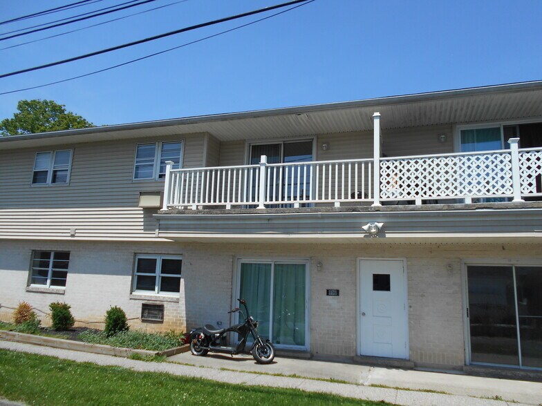 Building Photo - 867 Ulster St