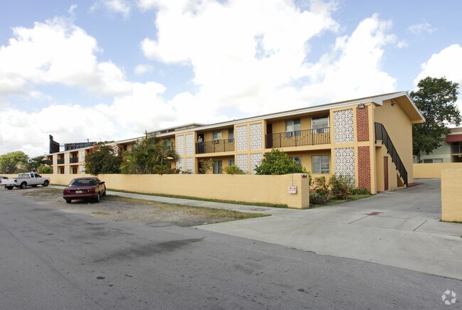 3900 SW 88th Place - Galloway House Apartments