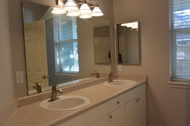 Building Photo - 1830 SE Cutter Ln