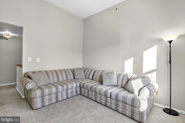 Building Photo - 406 Margit Ct