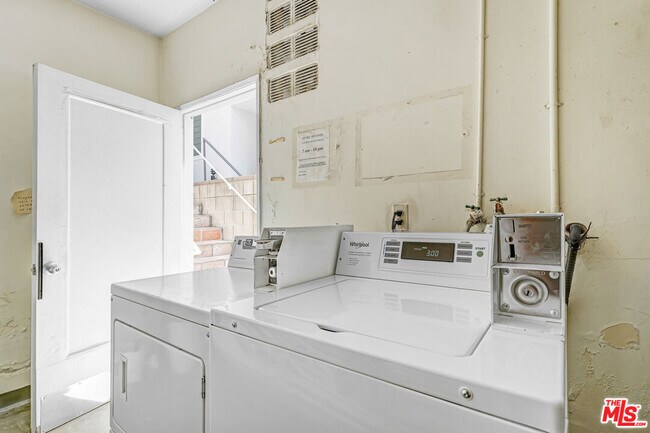 Building Photo - 1044 9th St