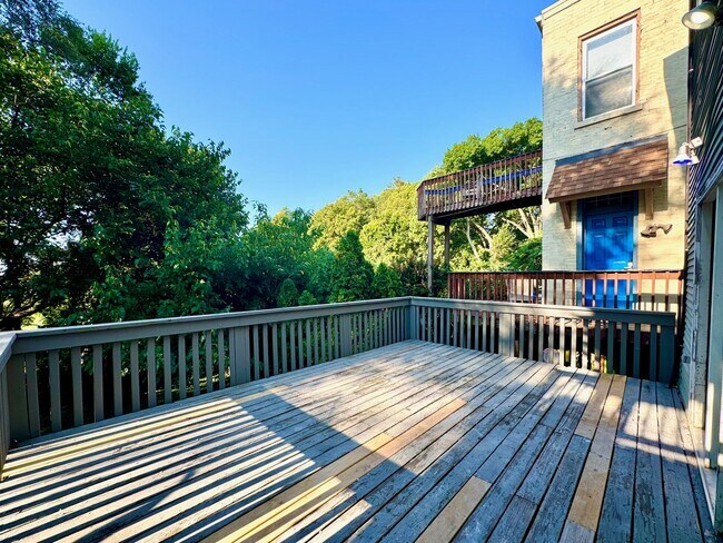 Building Photo - 4 bed/2 full bath Rental on Warner - Mins ...