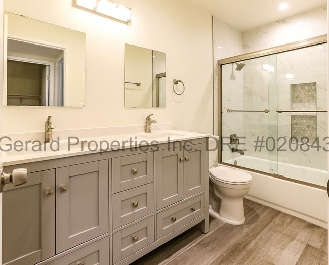 Building Photo - 3 bedroom Townhome with downstairs primary...