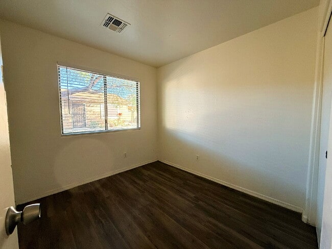 Building Photo - "Spacious 4-Bedroom Townhouse in Prime Phoenix Location – Quiet and Move-in ready!"