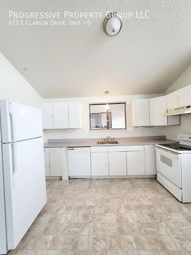 Primary Photo - 677 E Clarion Dr