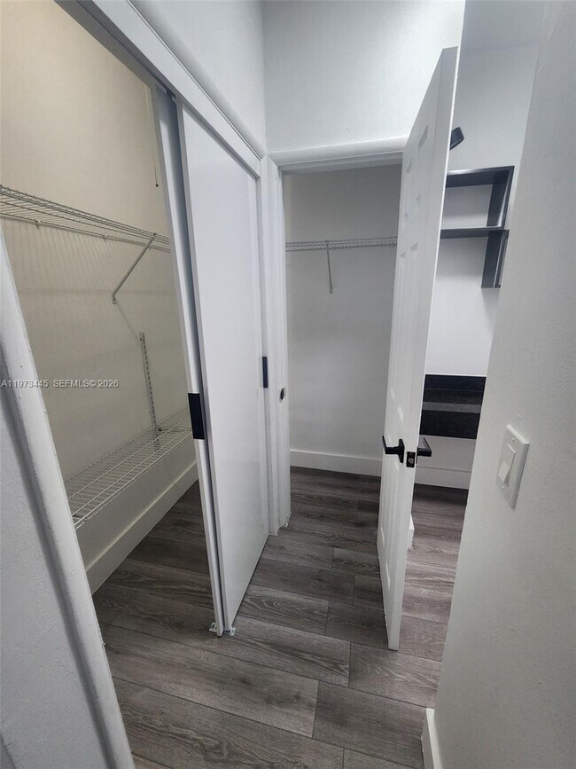 Building Photo - 2101 Normandy Dr