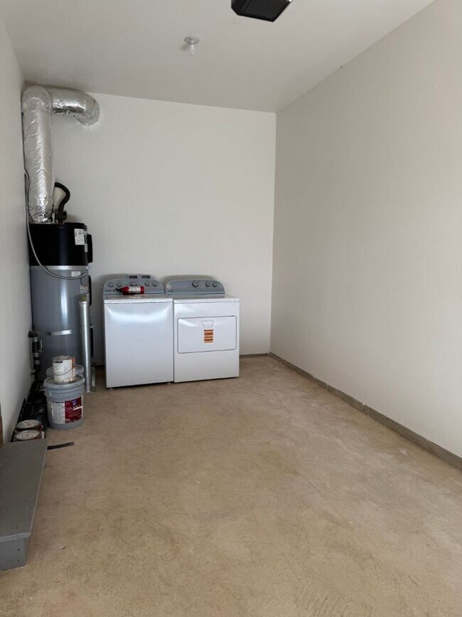 Building Photo - 3Bd/2.5Ba Everett Condo
