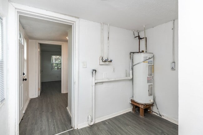 Building Photo - Amazing 3 Bedroom 1 Bathroom Home
