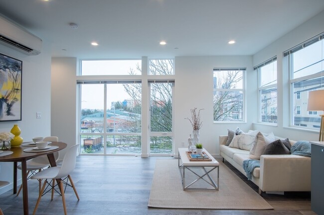 Building Photo - Modern 3BR/3.5BA Townhouse with Rooftop