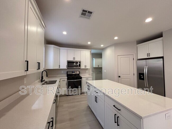 Building Photo - 840 Twin Lakes Dr