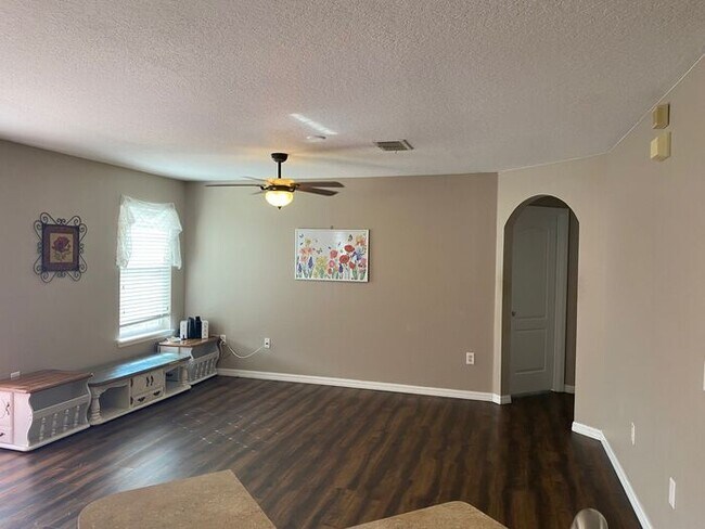 Building Photo - Rent Special-Wonderful 2/2 Townhome w/ Pond View in St. Cloud