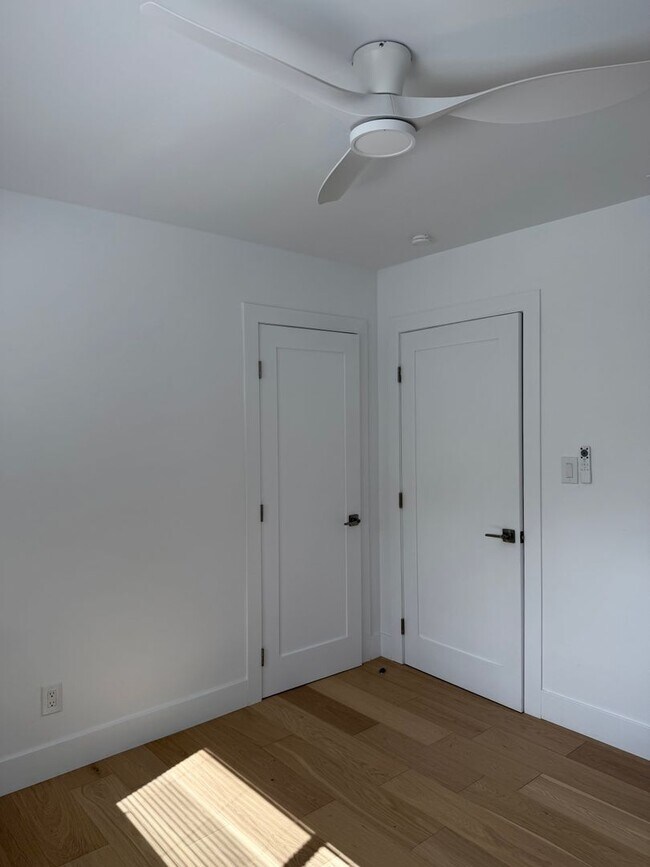 Building Photo - Fully Remodeled 3 Bedroom/ 2 Bathroom Duplex w/ Modern Finishes & Private Yard!