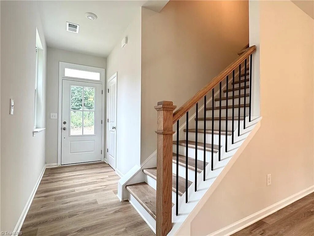 Building Photo - 1086 W Bank St