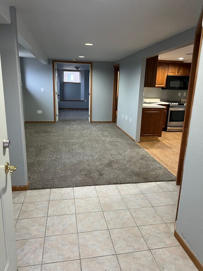 Building Photo - 5 bedroom/3 bath w/mother in law style qua...