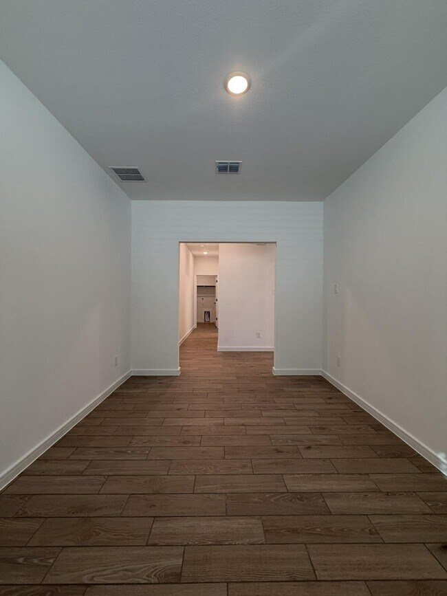 Building Photo - 4819 Legends Bay Dr