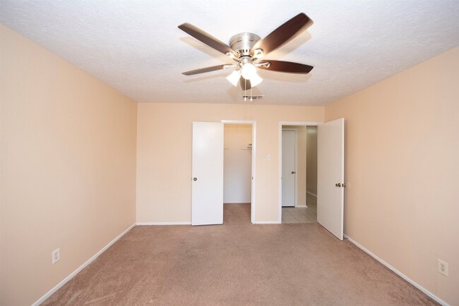 Building Photo - 4843 Beechaven St