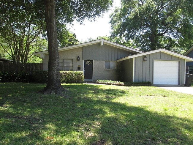 Building Photo - 2311 Bron Holly Dr