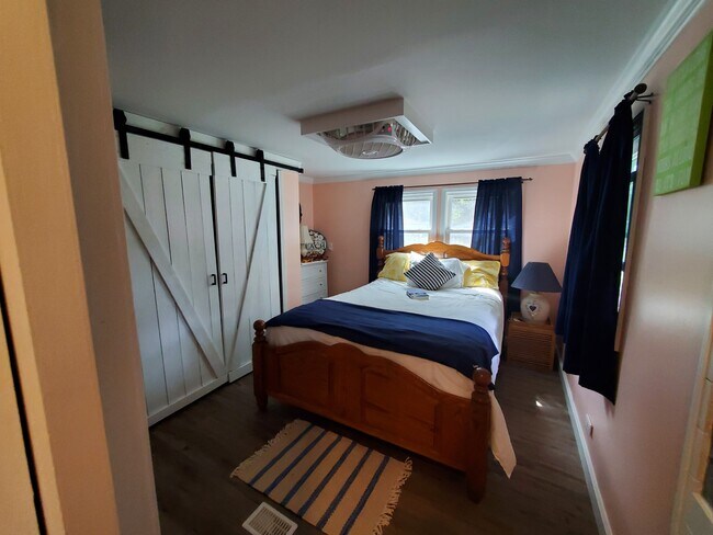 Building Photo - 305 Fairview Dr