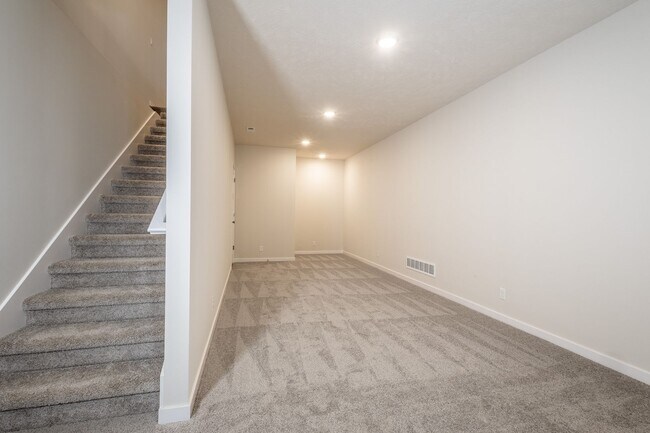 Building Photo - Beautifully Built 4 Bed Duplex!