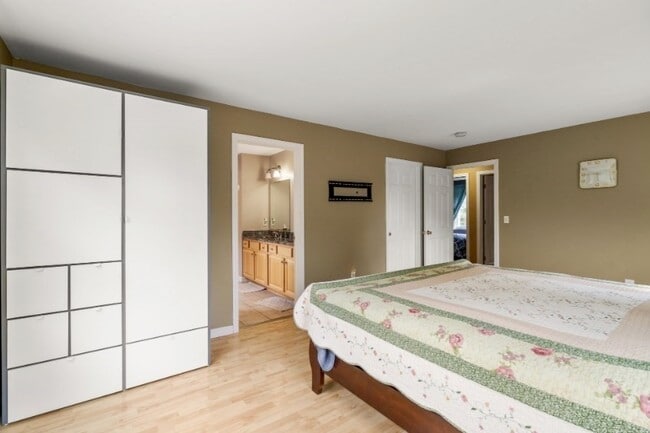 Building Photo - 5 Equestrian Ln