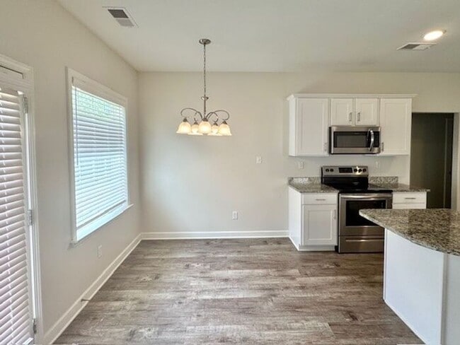 Building Photo - Now Leasing a 4-bedroom 2.5 bath home in O...
