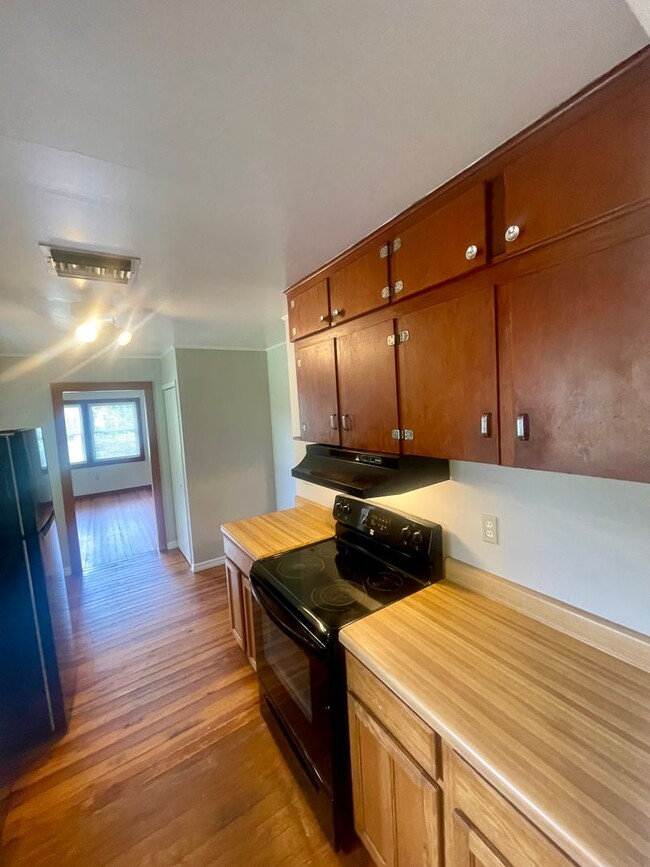 Building Photo - 3 Bed 2 Bath Home w/ Hardwood Floors and L...