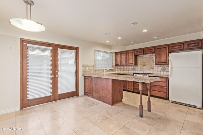Building Photo - Great Location in Scottsdale!  2 bedroom, 1.5 bath, community pool