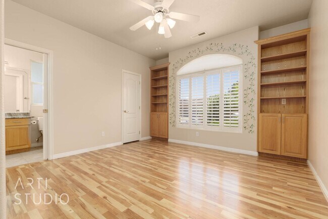 Building Photo - Stunning 3-Bedroom Home with Private Backy...