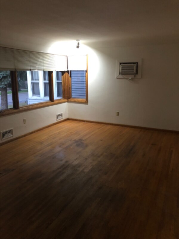 Building Photo - 538 Van Buren Ave