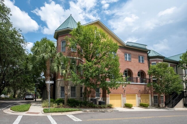 Primary Photo - Exclusive Townhome with garage - Regents Park