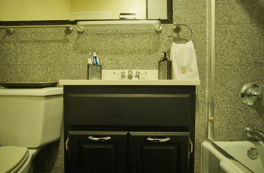 Building Photo - 6301 N Sheridan Rd