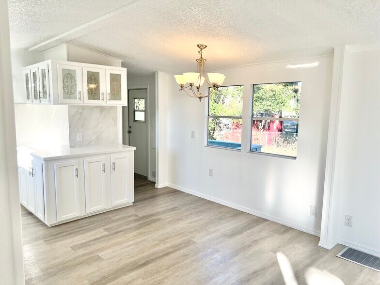 Building Photo - 14051 SE 63rd Ter