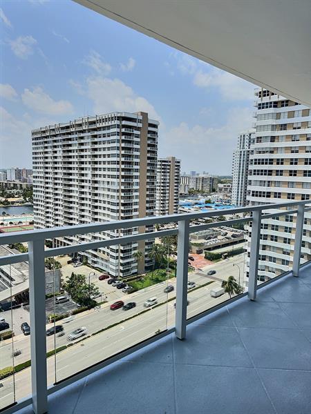 Building Photo - 2030 S Ocean Dr
