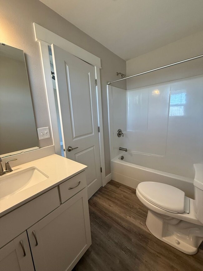 Building Photo - Stunning 3 bedroom townhome.