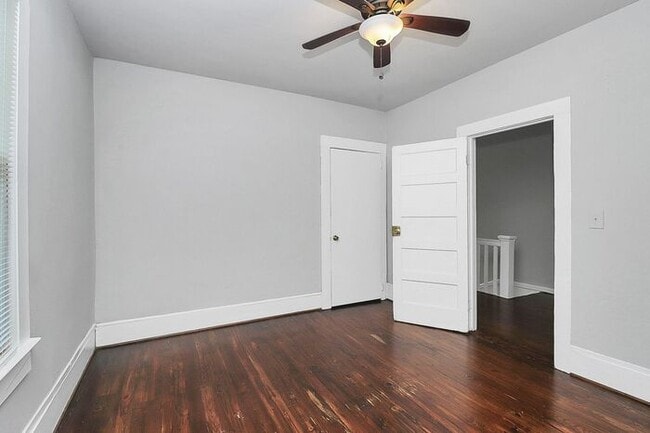 Building Photo - Charming 2nd Floor 2BD/1BA Unit on Pecan Ave!