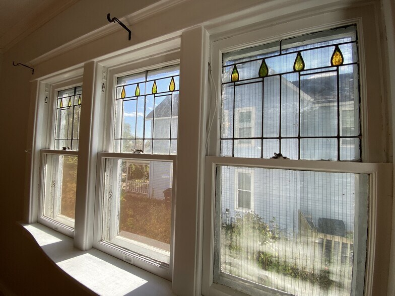 Building Photo - 1622 E 8th St