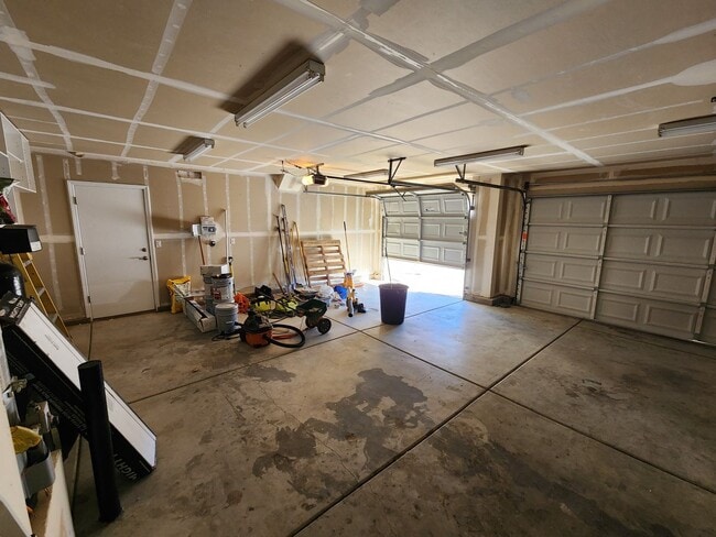 Building Photo - 4 Bedroom Home with 3 Car Garage in Dayton-Riverpark