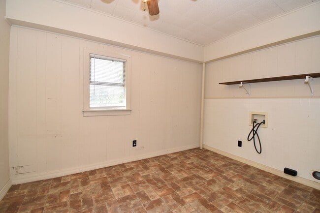 Building Photo - Studio Apartment with Large Yard