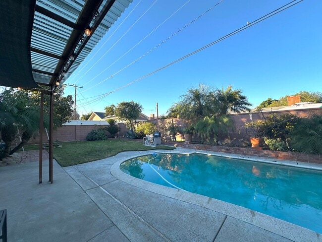 Building Photo - Beautiful 4 Bed / 3 Bath Home in Garden Grove For Rent