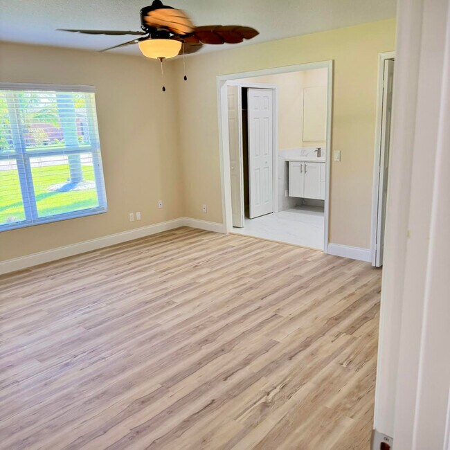Building Photo - 4073 Lakespur Cir S