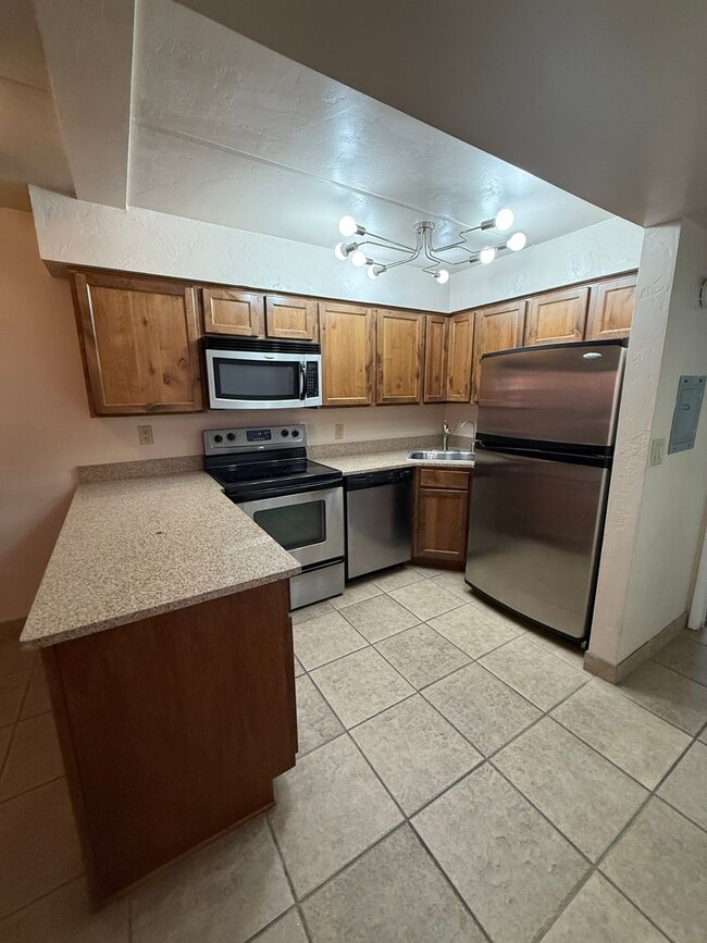 Building Photo - 1bd condo steps away from U of A, gated, A/C, Washer/Dryer