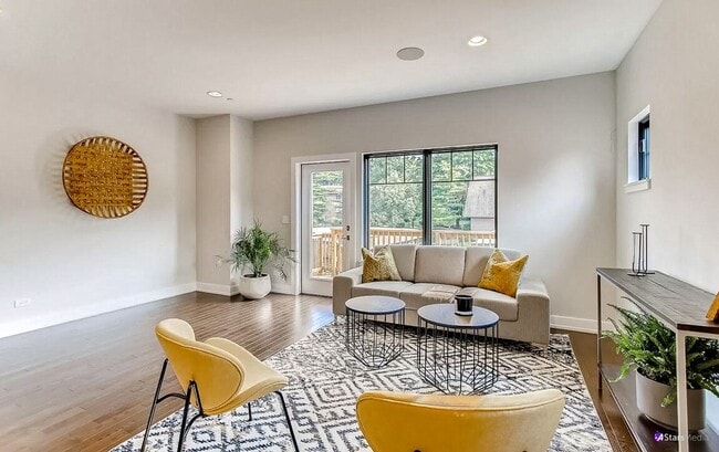 Building Photo - Luxurious 3 bed 3 bath townhome in Glen Ellyn