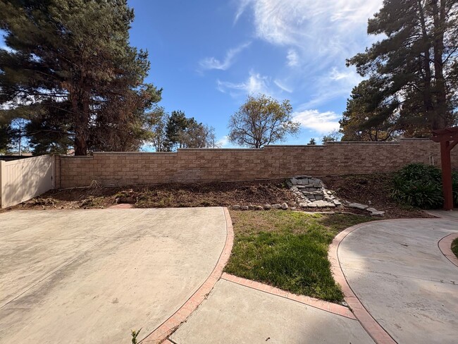 Building Photo - 4 Bed, 3 Bath in Corona!