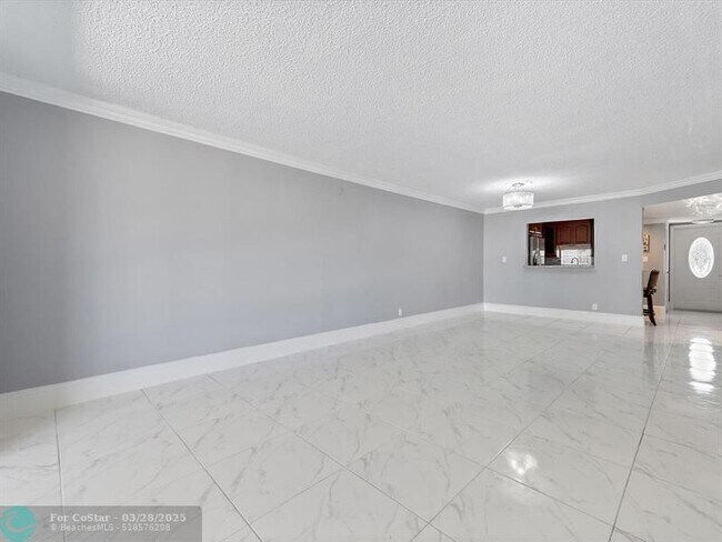 Building Photo - 371 S Hollybrook Dr