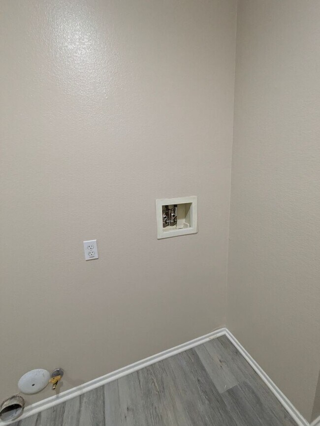 Building Photo - Beautiful 3 bedroom home