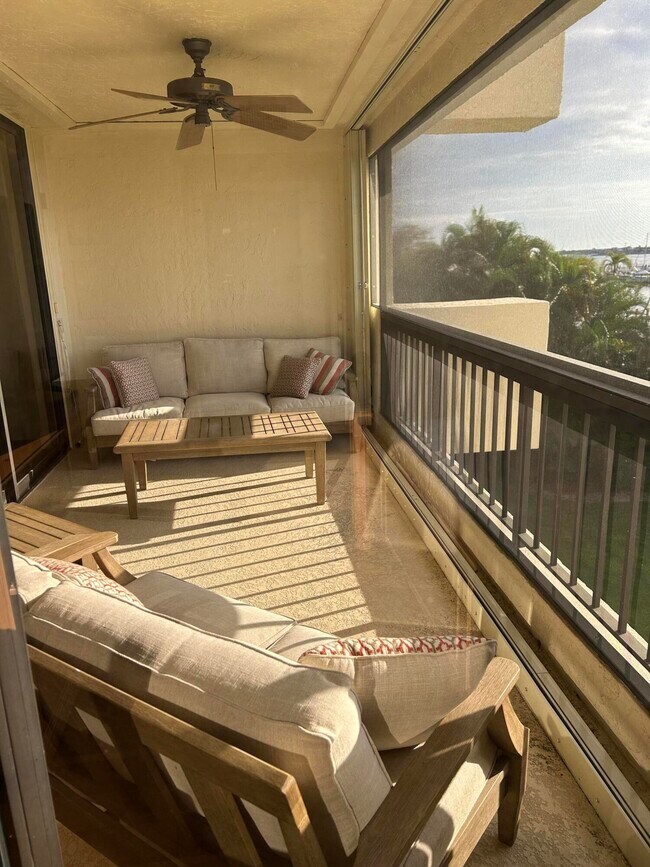 Building Photo - 625 NW North River Dr