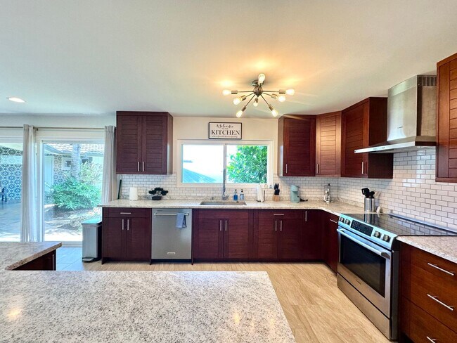 Building Photo - Fully Furnished 4 BD/3 BA Home in Mariner's Ridge!! Includes 1 Garage PRKG, W/D, Sep. Studio, & G...