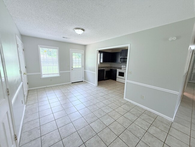 Building Photo - 1001 Creekside Pl