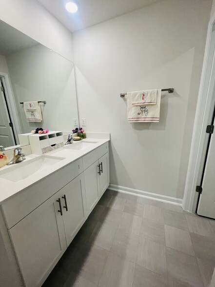 2nd Floor Double Vanity - 2124 Fletchers Ridge Dr